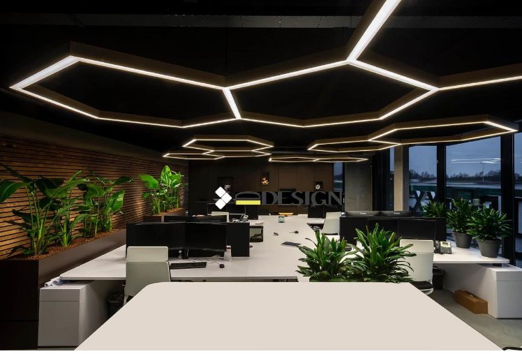 Moderne Bürobeleuchtung in Hannover mit hexagonalen LED-Leuchten von D-Design GmbH – hochwertiges Lichtkonzept mit architektonischem Design.