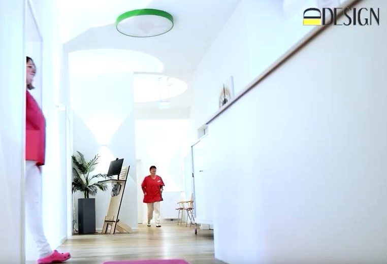 LED Deckenbeleuchtung im Empfangsbereich einer modernen Frauenarztpraxis in Niedersachsen