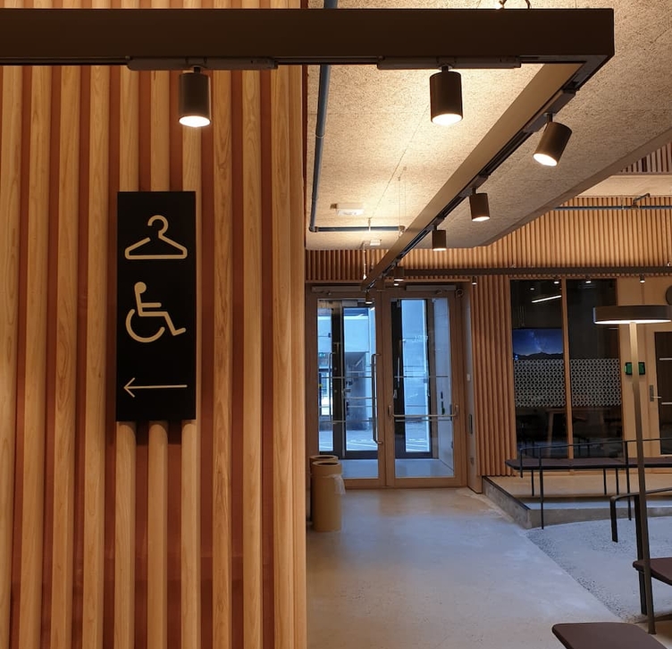 LED Stromschienensystem mit indirekter Deckenbeleuchtung und flexibel Ausrichtbaren Strahlern