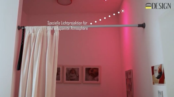 Indirekte LED-Farblichtprojektion im CTG-Messraum für beruhigende Lichtatmosphäre in einer Frauenarztpraxis