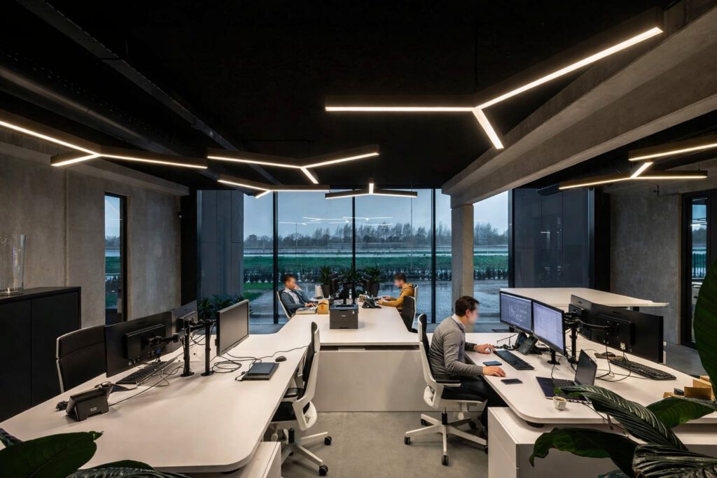 ED-Büroleuchte in modernem Besprechungsraum mit direkter und indirekter Beleuchtung