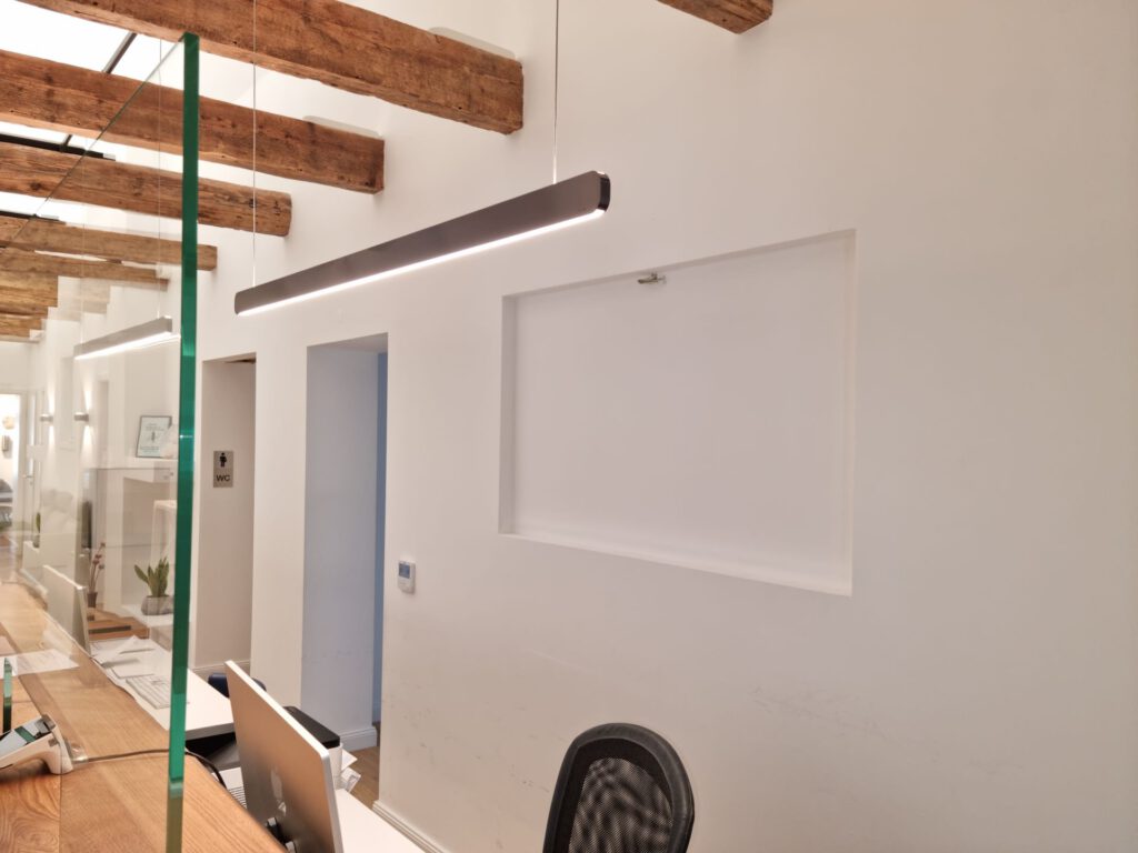 LED-Beleuchtung im Empfangsbereich einer Allgemeinarztpraxis in Bückeburg mit Occhio Designleuchte