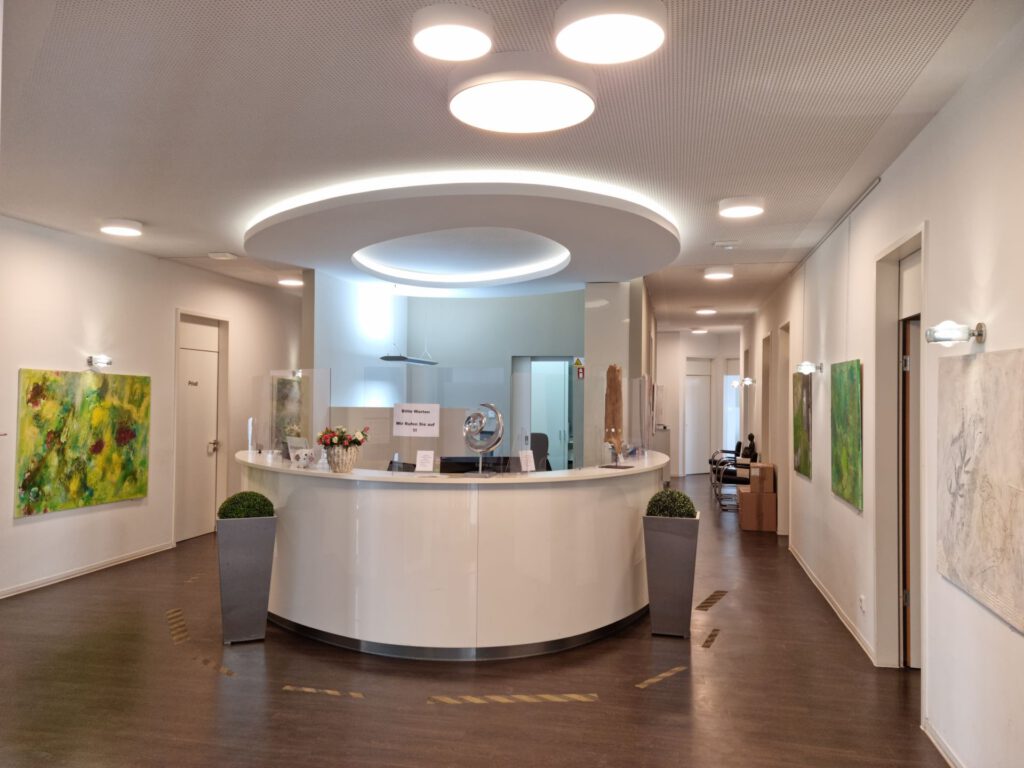 LED Sanierung Arztpraxis Bad Eilsen – energieeffiziente Beleuchtung im Empfangsbereich