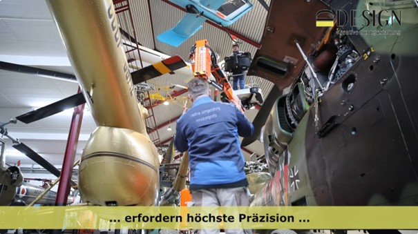 LED-Sanierung im Hubschraubermuseum Bückeburg – Montagearbeiten an einem Hubschrauber