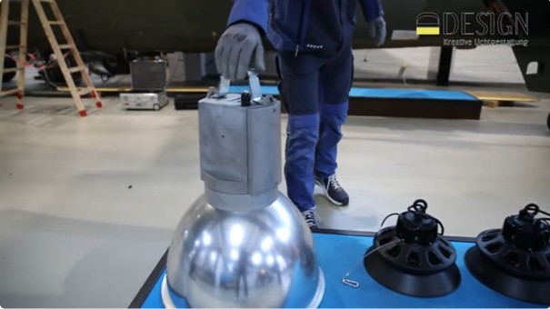 LED-Sanierung im Hubschraubermuseum Bückeburg – Montage einer LED-Leuchte