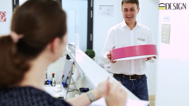 LED Musterleuchte zur Farbabstimmung und Qualitätsprüfung vor der Installation in einer Arztpraxis