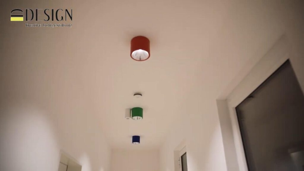 Deckenlampen in frei wählbaren RAL-Farben für individuelle Raumgestaltung