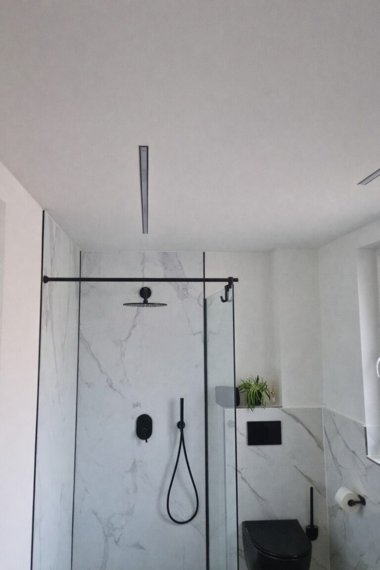 Badbeleuchtung nach Maß mit Lichtlinie in der Decke