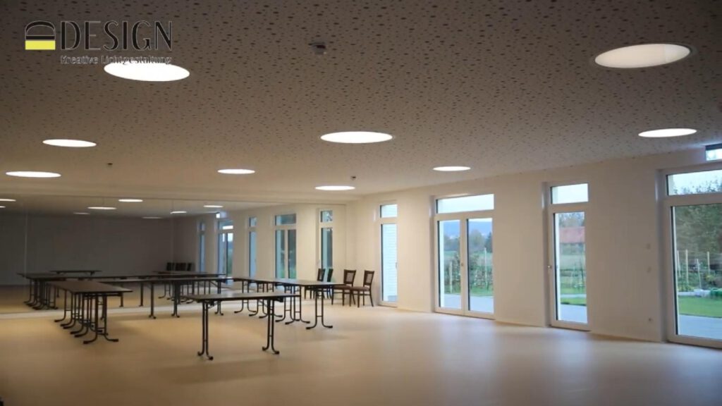großformatige LED-Einbauleuchten für moderne Saal- und Objektbeleuchtung