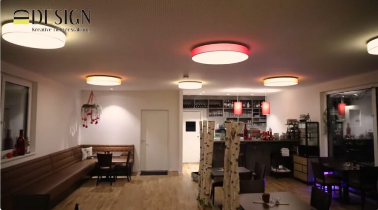 Stoffleuchten im Restaurant- und Aufenthaltsbereich als dekorative Objektbeleuchtung